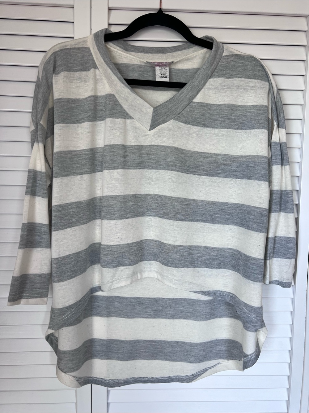 Free With Over 40$ Purchase Striped Gray and White V-Neck Tunic Top Size: M - Picture 3 of 14